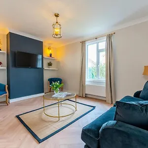 Gorgeous Interior Designed 3 Bedroom - Newly Decorated - Free Parking - Ultrafast Wifi - Smart Tv - Netflix - Sleeps Up To 6! Close To Town Center & Poole & Sandbanks Bournemouth
